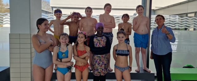 Kinder beim Schwimmkurs