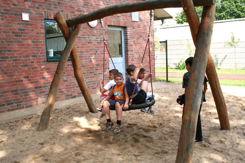Schaukelnde Kinder
