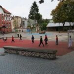 Unser Schulhof mit Schülern