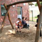 Korbschaukel mit Schülern