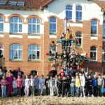 Alle Schüler auf dem Schulhof