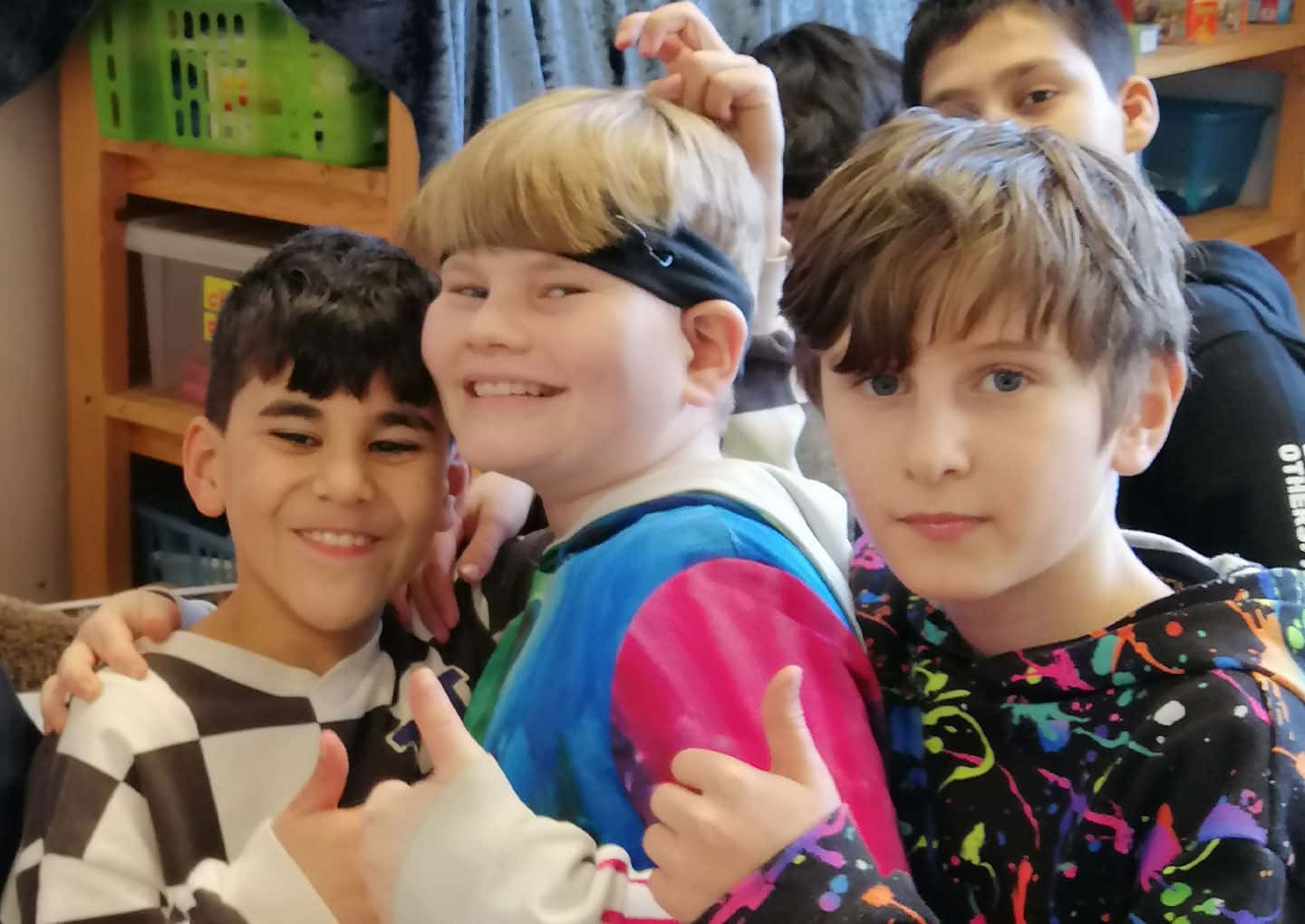 Mehrere Jungs zeigen "Daumen hoch"