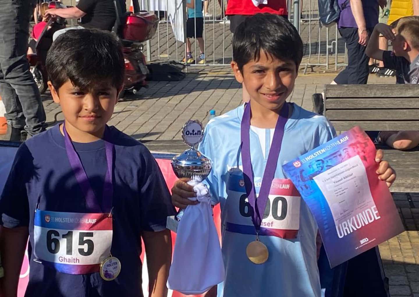 Zwei Jungs als Teilnehmer der Holstenköste