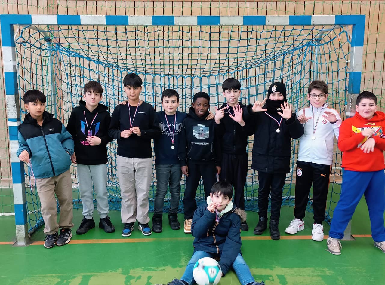 Kinder stehen in einem Tor