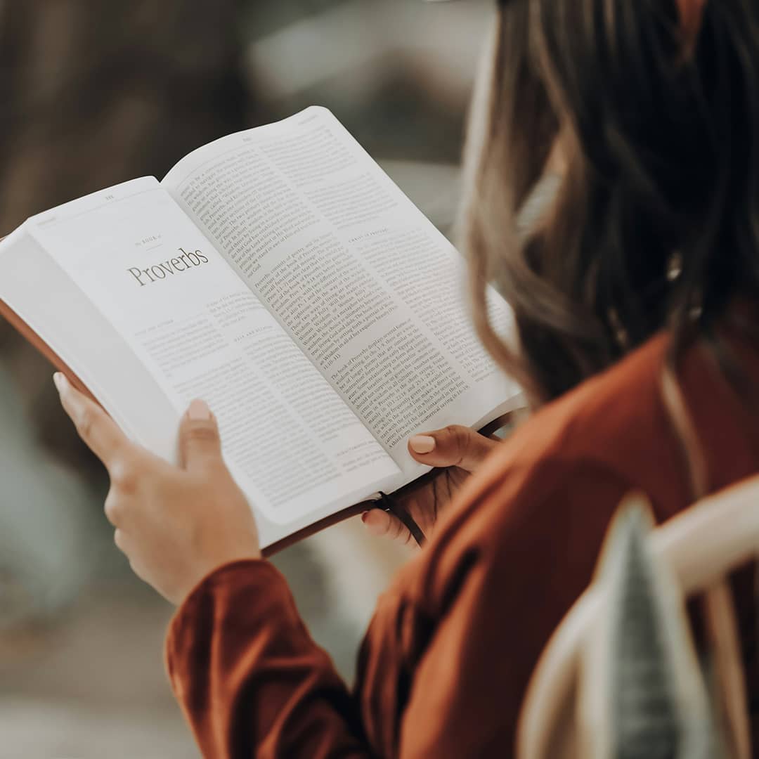 Ein Kind liest ein Buch