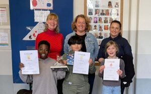 Teilnehmer und Jury des Lesewettbewerbs