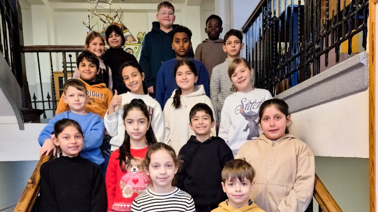 Klassensprecherinnen der verschiedenen Klassen im Schülerparlament