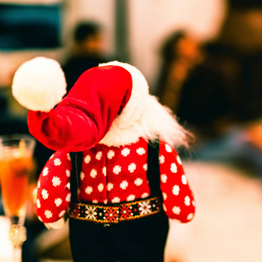 Ein Weihnachtsmann von Hinten fotografiert