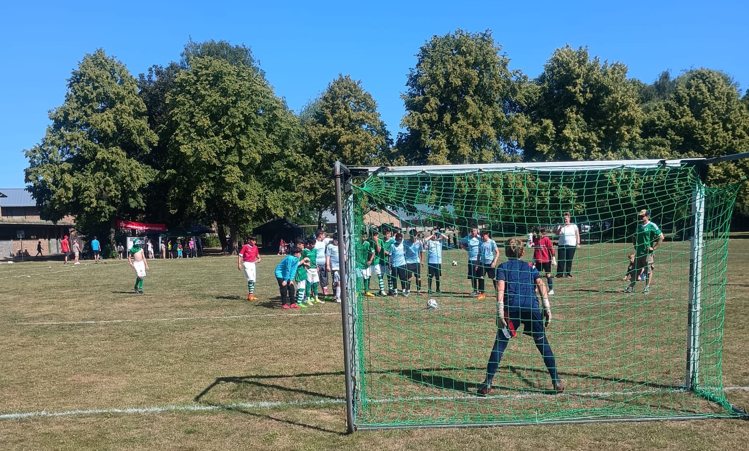 Alle Spieler auf dem Feld vor dem Tor