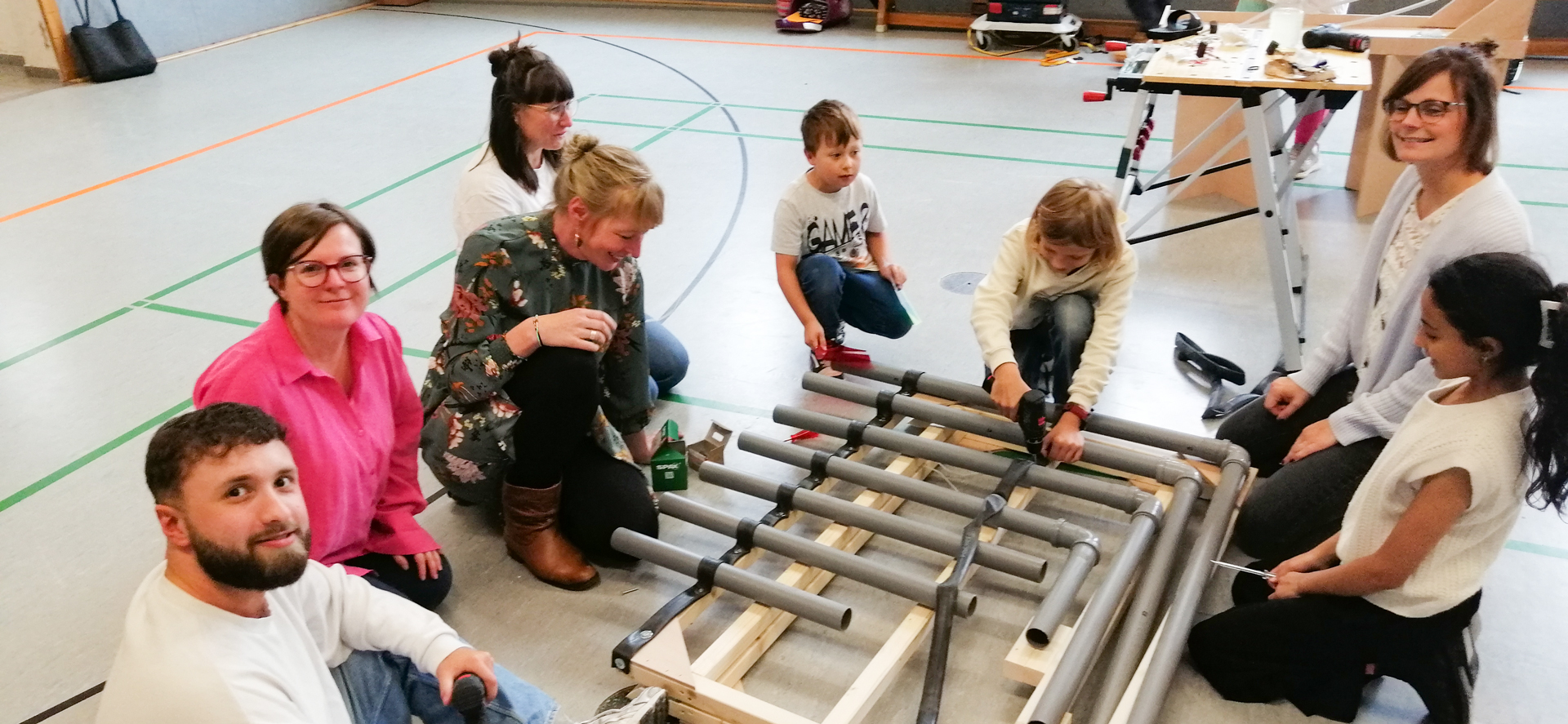 Kinder und Lehrer bauen an der Miniphänomenta